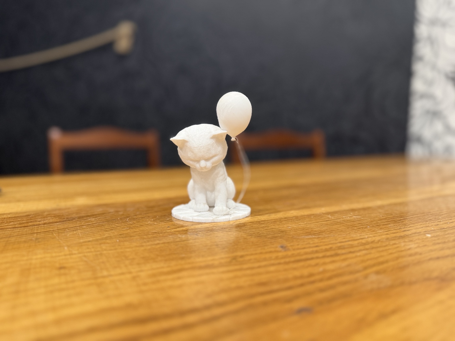 Декоративная фигурка котёнка с воздушным шариком