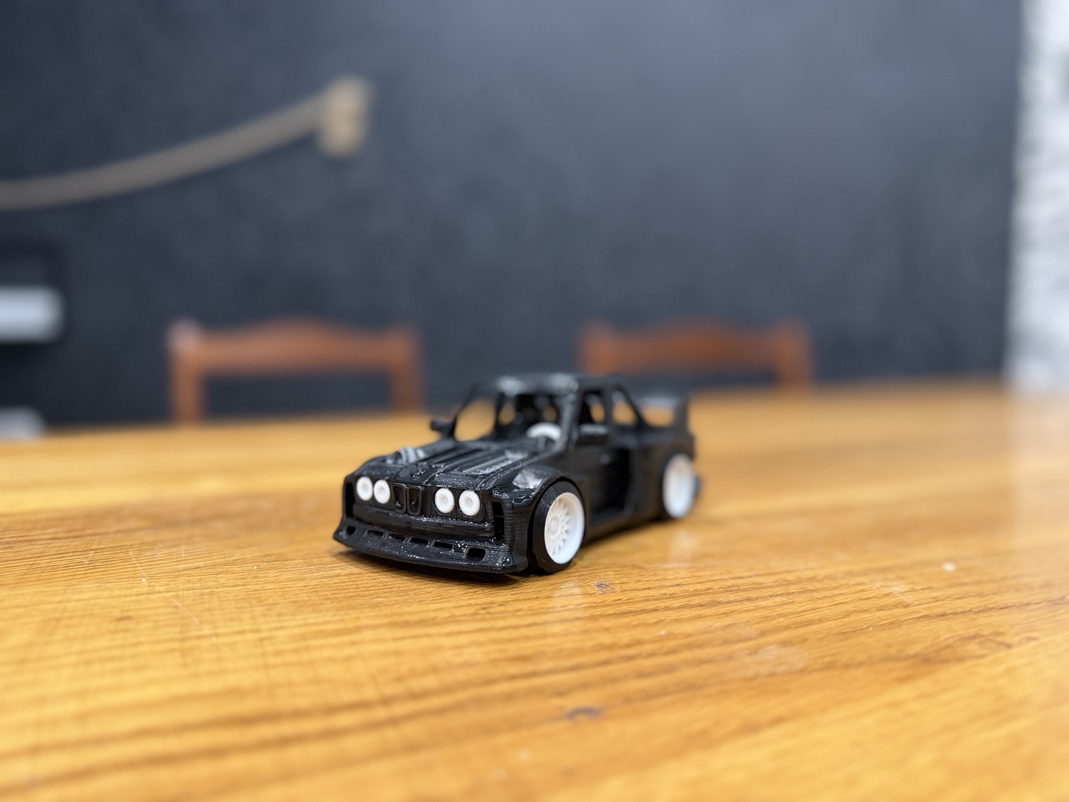 Миниатюрная модель автомобиля, напечатанная на 3D-принтере